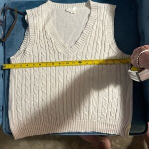 Winter white VNeck sweater vest XL